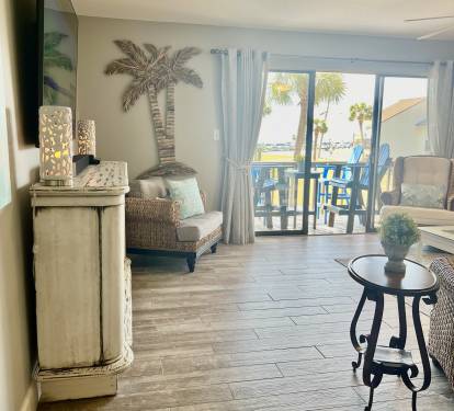 Living room and balcony where you have an unobstructed gulf view.