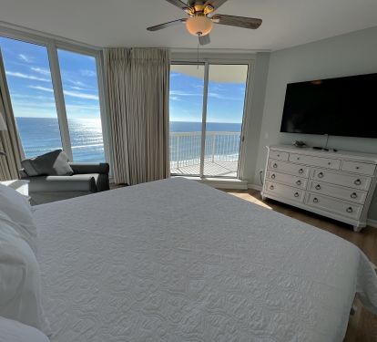 Amazing water views, King bed with a 65 inch ultra 4k streaming Roku TV.