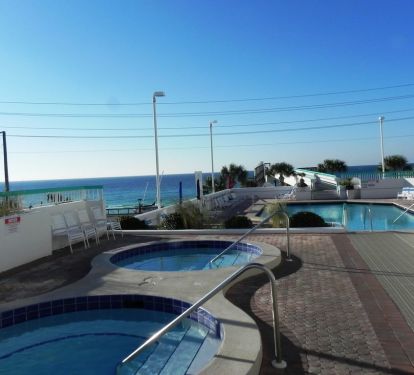 Hot tubs and pool overlooking the Gulf