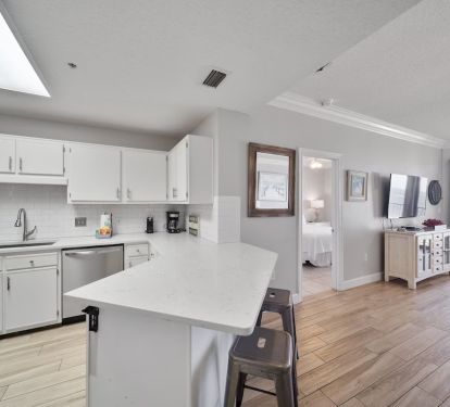 Full Kitchen (door to Bedroom 1)