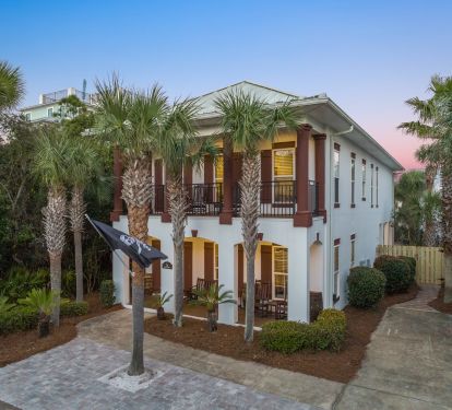 Frangista Hideaway! 4br, 3 ba, sleeps 14 in beds! Parking for 4-5. One house back from Scenic 98. Steps away from Community beach gate. Pirate Theme Bunkroom