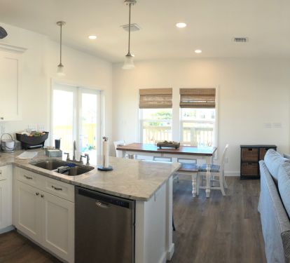 fully stocked kitchen with seating for 4 at counter
