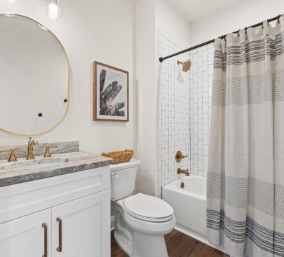 En Suite Bathroom in the Middle Level Bedroom w/ 2 Full Beds