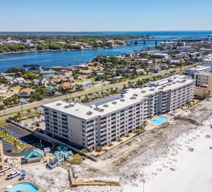 Yes, indeed! This condo is smack-dab on the beach (no road or other barrier)