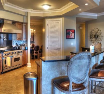 Large custom Kitchen with Viking appliances and large eat in bar