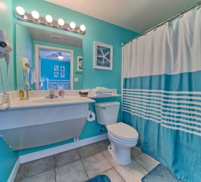 Guest bathroom with tub/shower combo. Well equipped. 