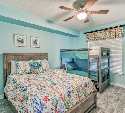 Guest room Queen bed &amp; Twin Bunks