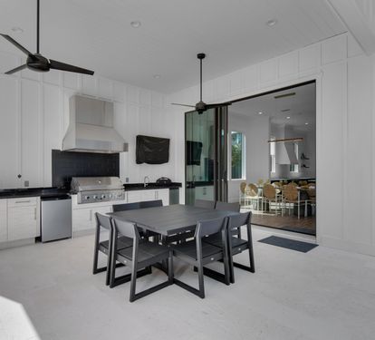 Luxurious outdoor area w/ built-in gas grill, fridge, icemaker, dining room &amp; TV