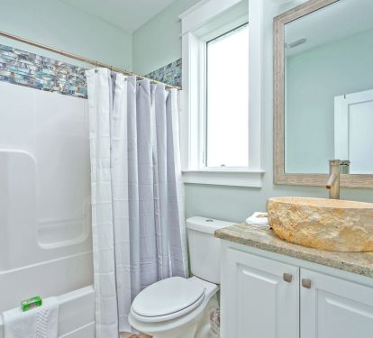 Bathroom with shower/tub combo