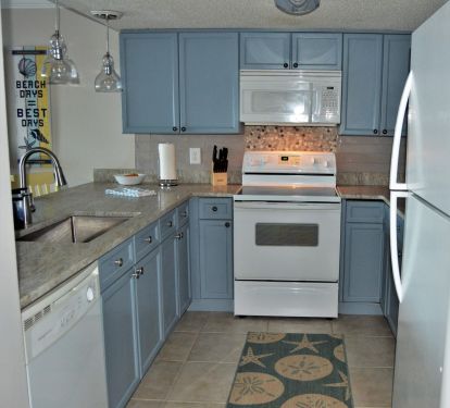 Newly renovated, well stocked kitchen, large refrigerator, air fryer, Insta-pot