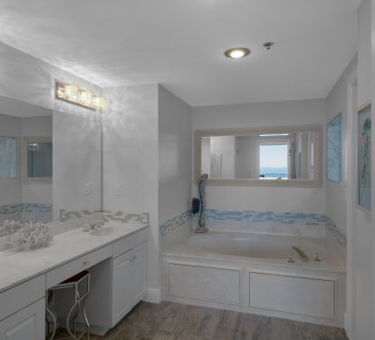 Jacuzzi tub and dual sinks in Master