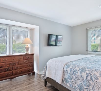 MBR and ensuite bath have view of the gulf