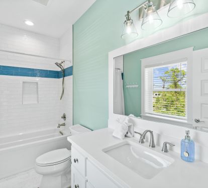 Bunk room Bath with tub, great if you have smalls to bath!
