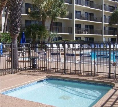 A small kiddie pool offers a special place to play for the youngest of guests. 