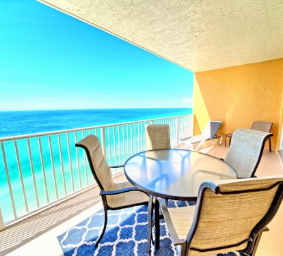 Large porch, room to lounge, eat and with a spectacular view