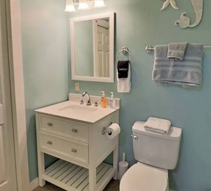 Ground Floor Queen apartment w minifridge, tv and ensuite bath w/ shower