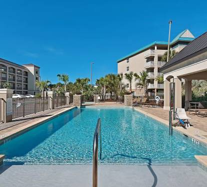 Huge pool, hot tub, loungers, and BBQ Grill!