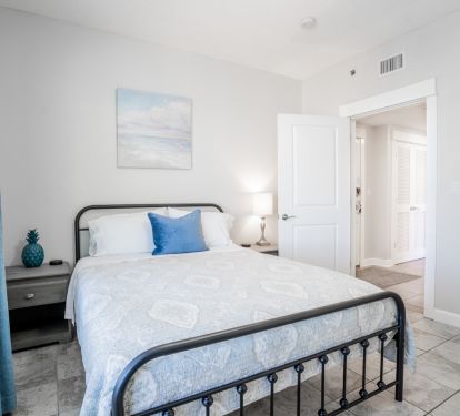 Guest Bedroom #3, Queen bed, Smart TV, Vanity/Desk