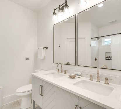 En-Suite Bathroom | 2nd Floor | Towels Provided | Walk-In Closet
