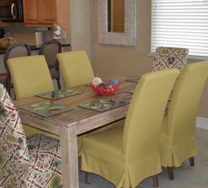 Dining area with seating for 6