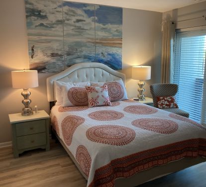 2nd floor bedroom with queen size bed