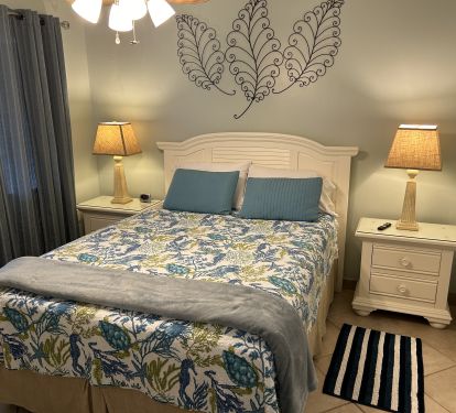 Queen size memory foam bed, new Smart TV and ensuite bathroom