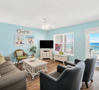 Living room has two leather recliners, a leather sofa bed, and SmartTV w/DVD!