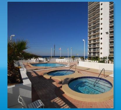The two hot tubs- a great way to wrap up a day at the beach!