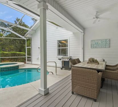 Vibe-6 Multiple outdoor dining areas inside the screened pool area ensure that you are able to enjoy your beach dining experience...without unwanted flying guests.