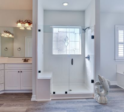 3rd floor master bath w dbl sinks, walk-in closet, jetted tub (poolside)
