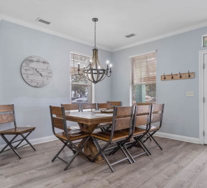 Dining room with plenty of seating