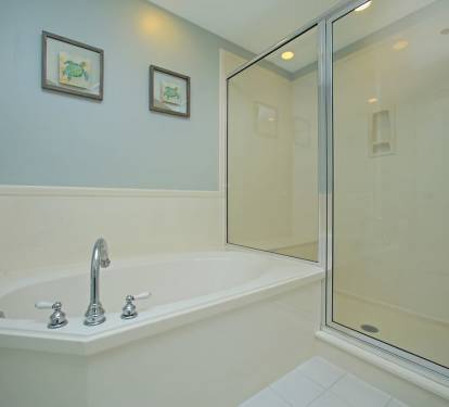 Bathroom of the 2nd master bedroom. Access from room not hallway.