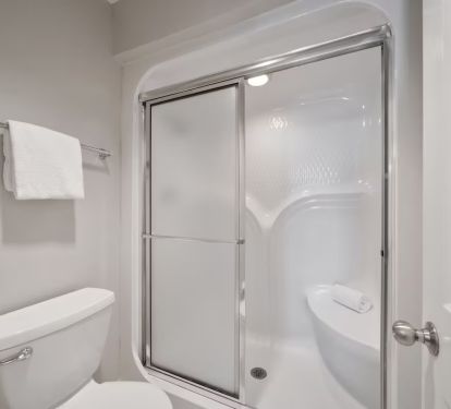 Bedroom 1 en suite Bathroom