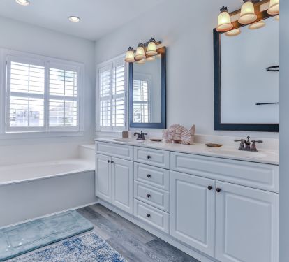 3rd floor master bath with jetted tub and gulf view from tub windows