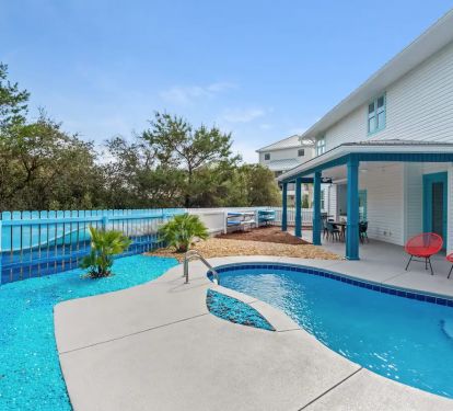 Aqua-7 Pool View just Outside the Condo !