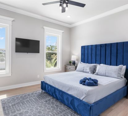 2nd floor king room with private bathroom