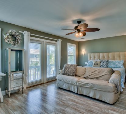 2nd Floor Main House - Master King Bed, Sleeper Qn, Desk, Screened Balcony