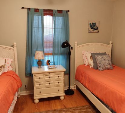 bedroom 2 with 2 twin beds
