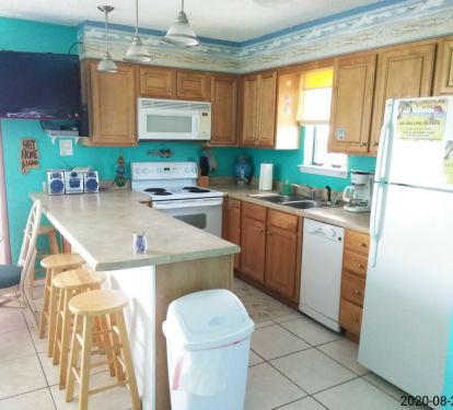 Fully stocked kitchen without the dishwasher