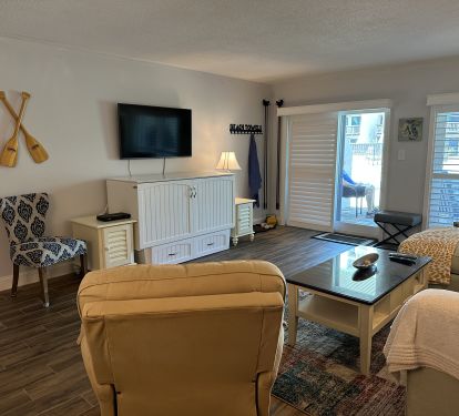 Living room with smart tv and shuffle board supplies