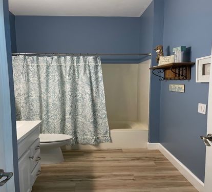 Hall bath with tub/shower combination