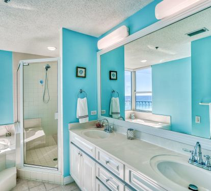 Master en suite bathroom