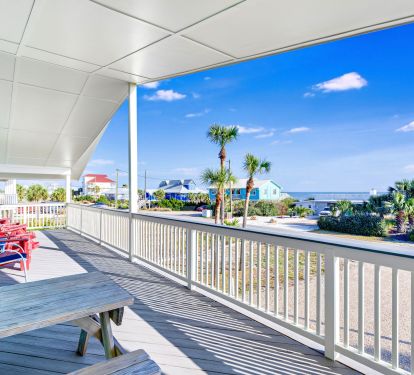 Porch facing the beach