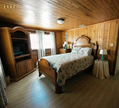 Guest room 2 - queen bed