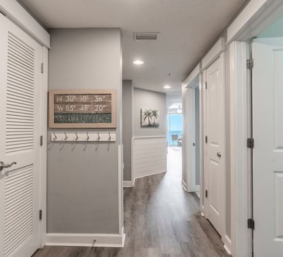 Main entrance, guest room to the right and bunks on the left