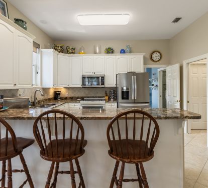 Fully equipped kitchen with breakfast bar