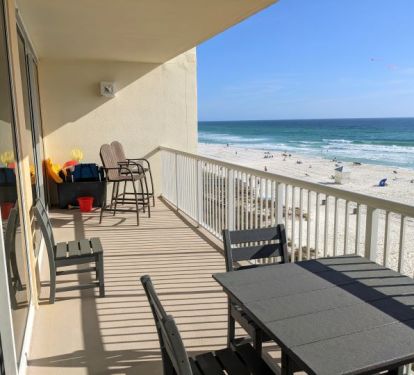 From the 4th floor you can actually see you kids play on the beach
