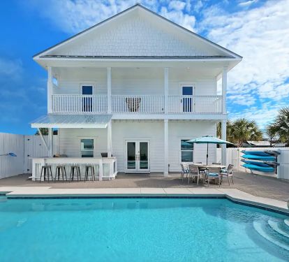 Epic- 3 offers one of the largest private pools in the heart of Destin! Complete with outdoor grilling kitchen and bar!