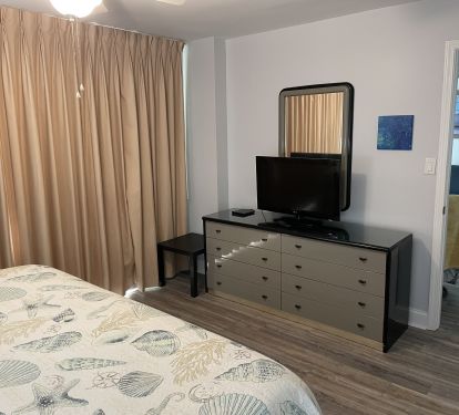 From the king sized bed in the master, guests can take in the gulf views. 