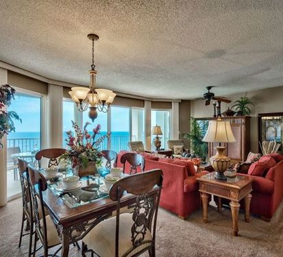 Tastefully decorated Living room